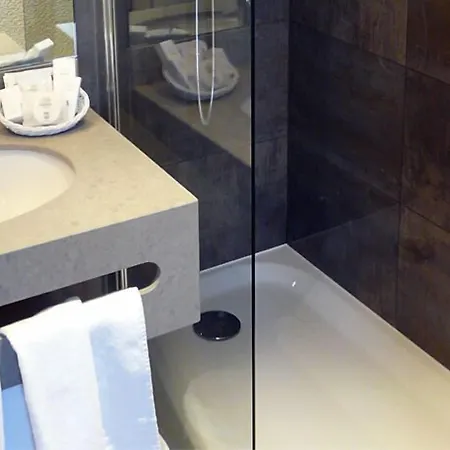 Cardinal Rive Gauche מלון 3*